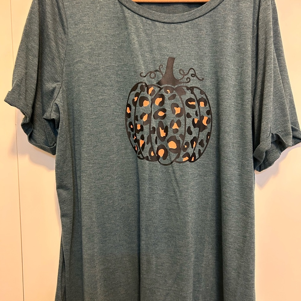 Lot of Three BloomChic T-Shirts - Green, burgundy, and blue - Picture 3 of 3